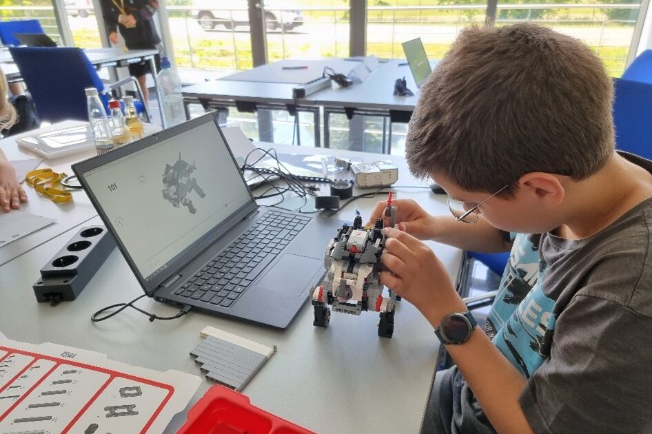 Am Digitaltag bei MPDV bauen und programmieren die Schülerinnen und Schüler einen Roboter.