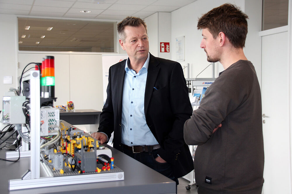Heiko Bonn, Account Manager Sales bei MPDV, zeigte den Teilnehmern an einem Modell aus Legobausteinen, wie sich durch den Einsatz eines Manufacturing Execution System (MES) die Effizienz in der Produktion steigern lässt. 