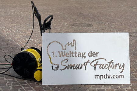 For the clean graffiti, the logo was set out on a stencil and spray-cleaned into the pavement. (Source: MPDV)