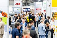 Besucher in den Gängen der Messe all about automation