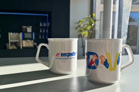 Die Kaffeemaschine ist ein beliebter Treffpunkt für Mitarbeitende von MPDV, der sowohl für berufliche als auch persönliche Gespräche genutzt wird. 