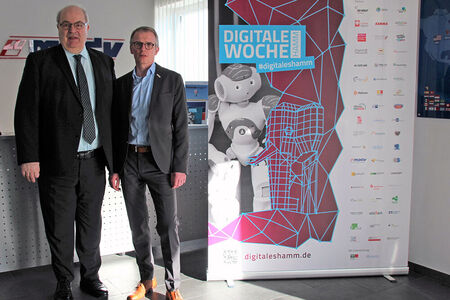 Der Hammer Oberbürgermeister Thomas Hunsteger-Petermann (links) zusammen mit Jürgen Petzel, Vice President Sales bei MPDV. 