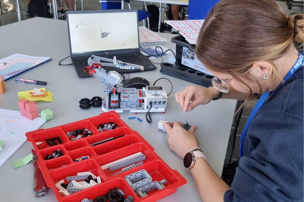 Einblicke in die Praxis: Schülerinnen bauen bei MPDV am Girls’Day einen LEGO®-Roboter.