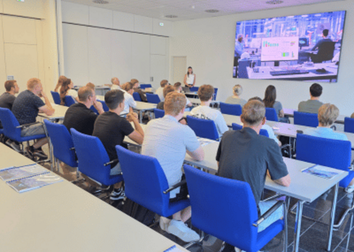 Gespannte Aufmerksamkeit beim Smart Factory@School Workshop bei MPDV mit den Klassen FTM1 und TGTM2 der Zentralgewerbeschule Buchen