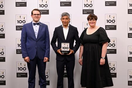 Ranga Yogeshwar (mitte) überreicht Nathalie Kletti (rechts) und Peter Hofmann (links) die Auszeichnung für den zweiten Platz der TOP100 Innovatoren in der Größenklasse C. (Bildquelle: KD Busch / compamedia).