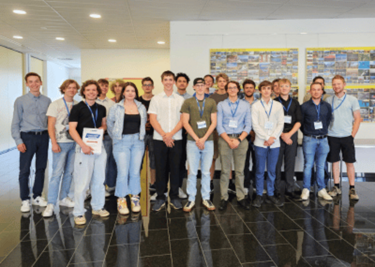 Glückliche Gesichter der Schülerinnen und Schüler der Gewerbeschule Mosbach nach der Teilnahme am Smart Factory@School Workshop