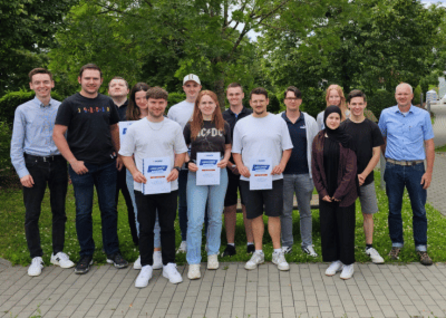 Glückliche Gesichter der Schülerinnen und Schüler der Gewerbeschule Mosbach nach der Teilnahme am Smart Factory@School Workshop