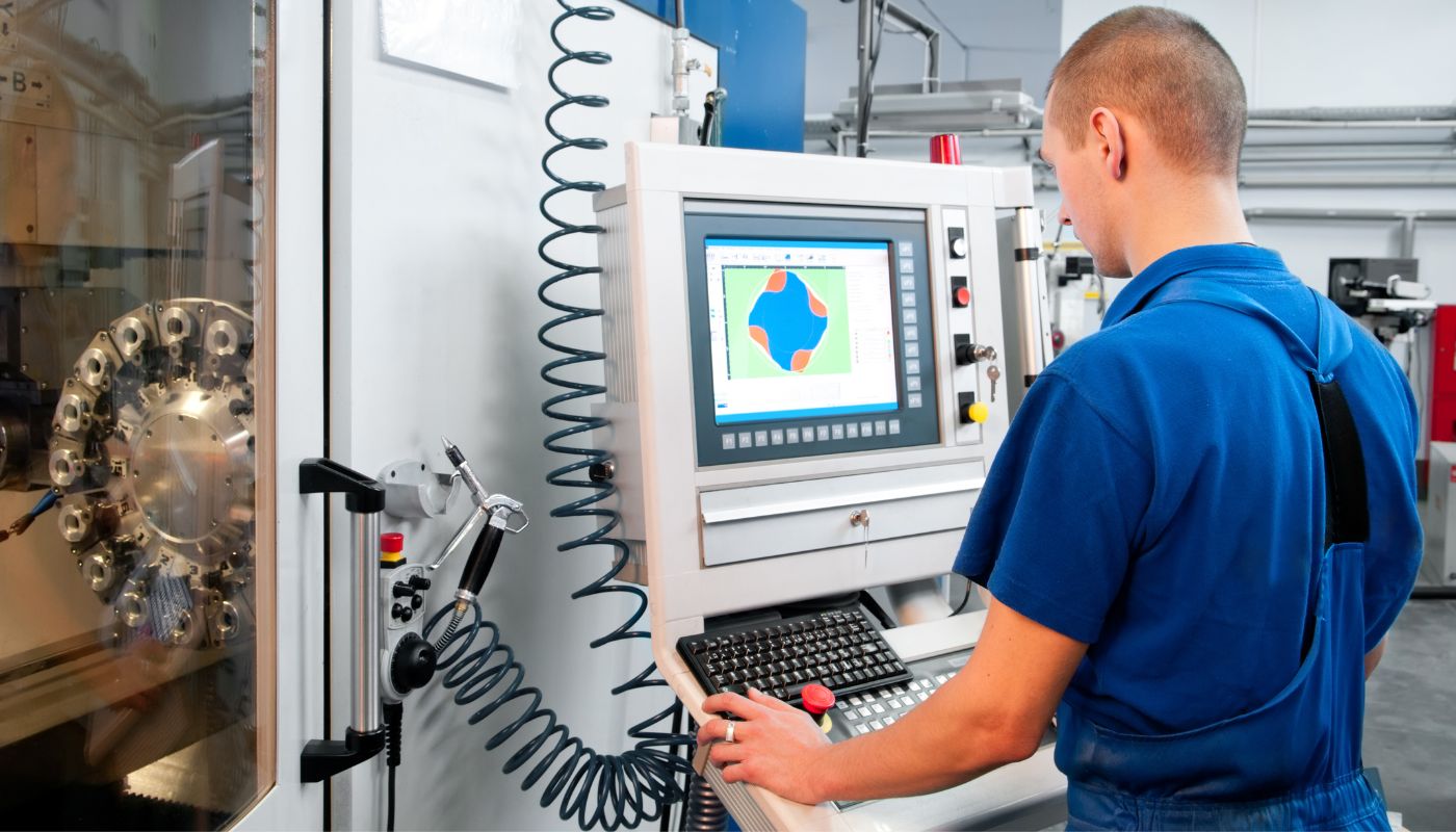Human Machine Interfaces sind elementare Bestandteile der Fertigung: Über sie steuert der Bediener Maschinen und Anlagen und kontrolliert den Produktionsprozess.