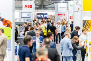 Besucher in den Gängen der Messe all about automation